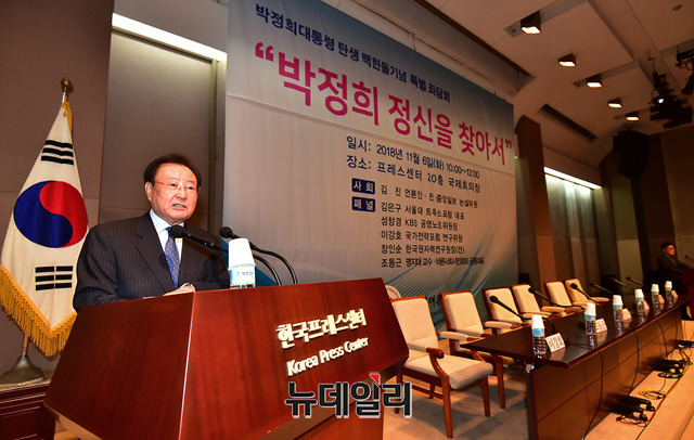 ▲ 좌승희 박정희대통령기념재단 이사장이 6일 오전 서울 중구 한국프레스센터에서 열린 박정희대통령 탄생 101돌 기념 특별좌담회에서 인사말을 하고 있다. ⓒ뉴데일리 정상윤 기자