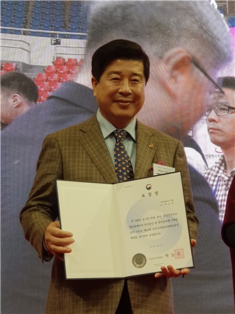 ▲ 에이플러스그룹은 6일 오전 울산 중구 동천체육관에서 열린 ‘제 33회 전국지적발달장애인복지대회’에서 복지대상인 보건복지부장관상을 받았다. 이날 행사에는 곽근호 에이플러스그룹 회장이 대표로 참석해 상을 받았다.ⓒ에이플러스그룹