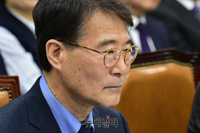 ▲ 장하성 대통령비서실 정책실장이 6일 오전 국회에서 열린 운영위원회의의 청와대 국정감사에 출석한 모습. ⓒ이종현 기자