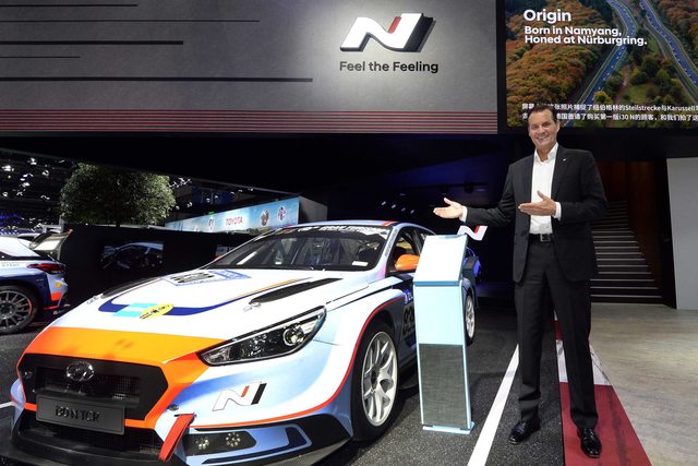 ▲ 6일(현지시각) 중국 상하이 국가회의전람센터에서 열린 ‘제1회 중국 국제 수입박람회’에서 토마스 쉬미에라(ThomasSchemera) 현대차 상품전략본부장 부사장이 현대차 i30 N TCR 앞에서 기념촬영을 하고 있다.ⓒ현대자동차