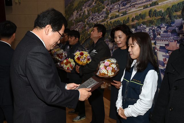 ▲ 경주시가 지난 5일 2018년 일자리창출 우수기업을 선정해 시상했다.ⓒ경주시