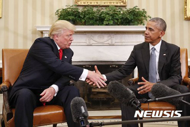 ▲ 2016년 11월 대선 승리 직후 백악관을 찾아 버락 오바마 당시 대통령과 악수하는 도널드 트럼프 現대통령. ⓒ뉴시스 AP. 무단전재 및 재배포 금지.