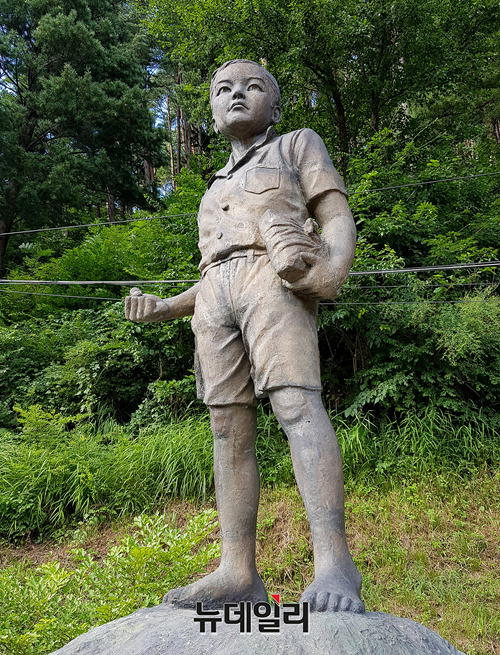 ▲ 강원도 평창군 용평면에 위치한 이승복기념관에 세워진 동상.ⓒ뉴데일리 정상윤