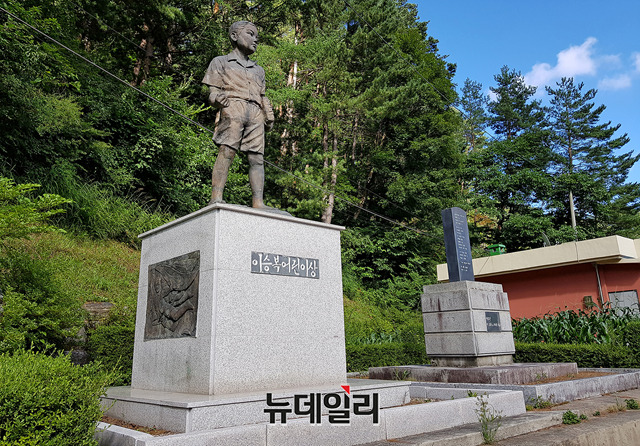 ▲ 강원도 평창군 용평면에 위치한 이승복기념관에 세워진 동상.ⓒ뉴데일리 정상윤
