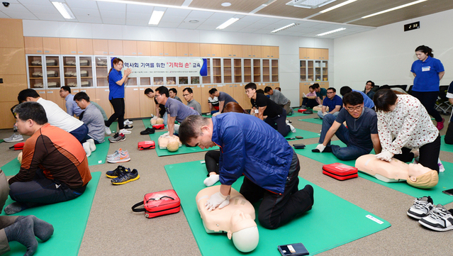 ▲ 대구 경찰관들이 대구보건대학교 연마관 대구임상시뮬레이션센터 BLS실습실에서 심폐소생술 교육을 받고 있다.ⓒ대구보건대