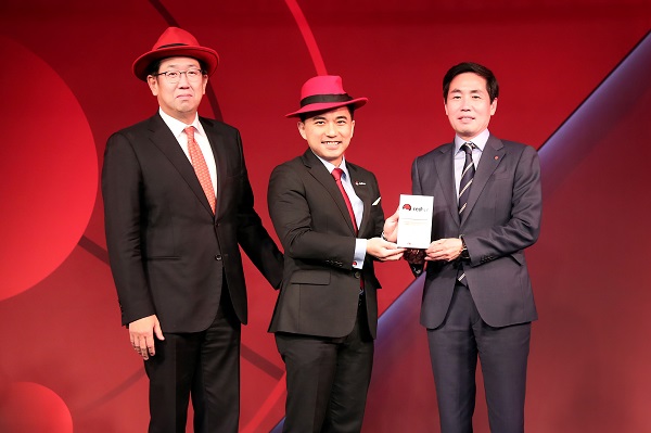 ▲ 롯데카드는 지난 6일 인터컨티넨탈 서울 코엑스에서 개최된 ‘레드햇 포럼 서울 2018’에서 선도적 디지털 기술 활용 기업으로 선정되어 ‘최고 디지털 전환상’을 수상했다. (우측부터)김창권 롯데카드 대표이사, 데미안 웡 레드햇 아시아 그로스&이머징마켓 총괄 부사장, 함재경 한국레드햇 사장이 시상 후 기념촬영을 하고 있다.ⓒ롯데카드