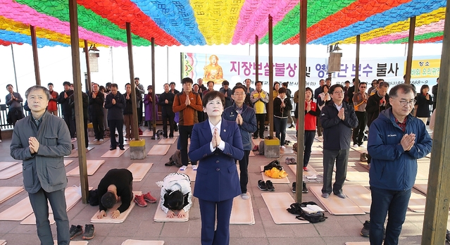 ▲ 대구시교육청(교육감 강은희·사진 중앙)이 3일 선본사 갓바위에서 열린 수능 기원 행사에 참석했다.ⓒ대구시교육청