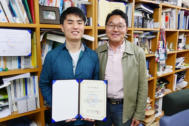 ▲ ‘2018 한국전자거래학회 추계 학술대회’에서 우수 논문상을 수상한 서명찬 학생(사진 왼쪽)과 정규만 교수(오른쪽).ⓒ대구대