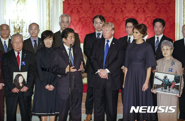 ▲ 일본이 납북자 문제를 다시 거론하기 시작했다. 사진은 2017년 11월 아베 신조 日총리와 함께 백악관을 찾은 일본인 납북자 가족들. ⓒ뉴시스. 무단전재 및 재배포 금지.