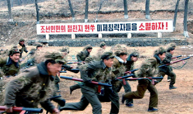 ▲ 최근 북한이 주민들을 총동원해 전쟁연습을 벌이는 중이라고 한다. 사진은 노농적위대 훈련. ⓒ뉴시스-로이터-AP. 무단전재 및 재배포 금지.