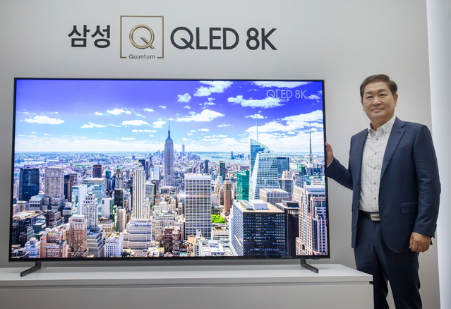 ▲ QLED 8K TV 소개하는 한종희 영상디스플레이사업부 사장 ⓒ삼성전자