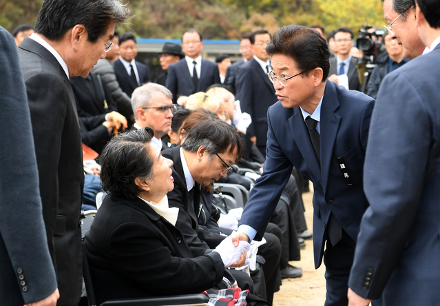 ▲ 이철우 경북도지사가 7일 고 신성일 추도식에 참석해 부인인 엄행란씨를 위로하고 있다.ⓒ경북도