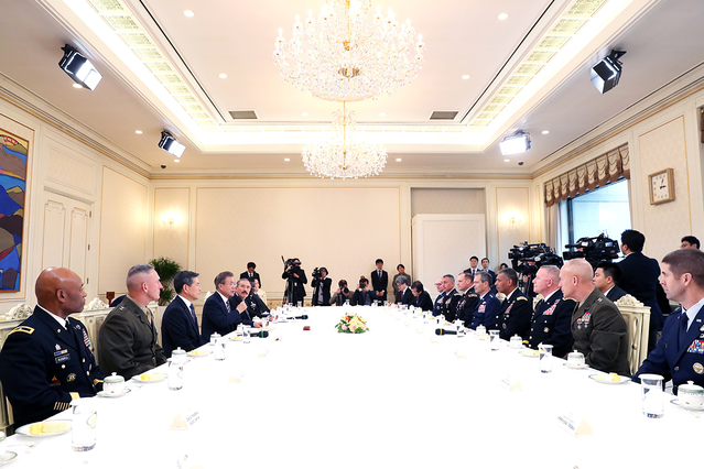 ▲ 문재인 대통령이 주한미군의 주요지휘자들을 만난 모습. ⓒ청와대 제공