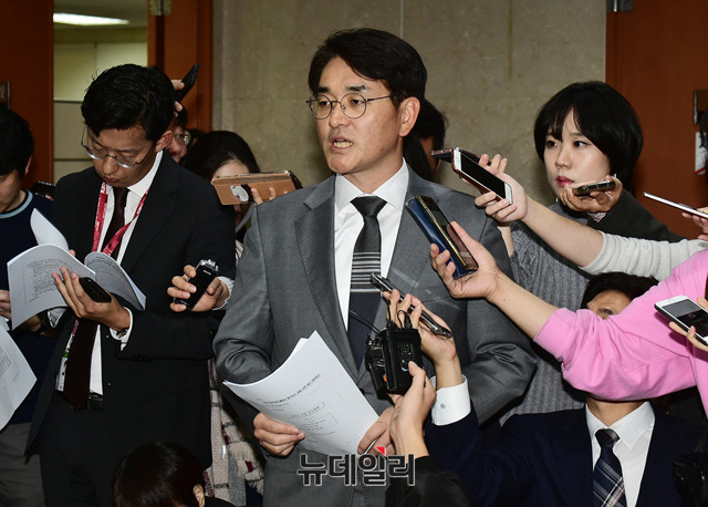 ▲ 박용진 더불어민주당 의원은 7일 오후 국회 정론관에서 기자회견 후 언론에 삼성 내부 문서를 직접 공개했다.  ⓒ뉴데일리 이종현 기자