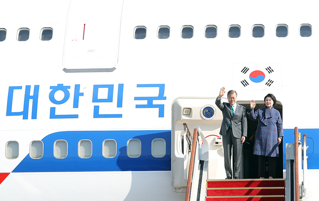 ▲ 문재인 대통령과 김정숙 여사가 
지난달 21일 서울공항에서 손을 흔드는 모습. ⓒ청와대 제공