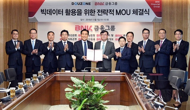 ▲ BNK금융지주는 7일 부산은행 본점에서 ㈜더존비즈온과 '빅데이터 활용을 위한 전략적 업무협약'을 체결했다. 왼쪽 네번째부터 황윤철 경남은행장, 김지완 BNK금융 회장, ㈜더존비즈온 김용우 대표, 박훈기 BNK금융 그룹디지털총괄부문장, ㈜더존비즈온 안재봉 상무, 서광희 상무. ⓒBNK금융지주