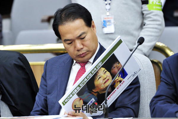 ▲ 민주평화당 이용주 의원이 지난 2016년 박근혜 정부 최순실 등 민간인에 의한 국정농단 의혹 사건 진상 규명을 위한 국회 국정조사특별위원회 제3차 청문회 질의에 앞서 자료를 살피고 있다. ⓒ뉴데일리 DB