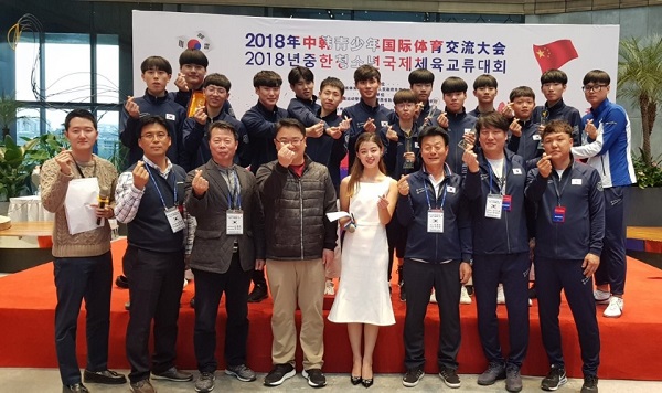 ▲ ‘2018 국제 청소년 한·중 체육 교류대회’ 참가선수들이 포즈를 취하고 있다.ⓒ세종시체육회