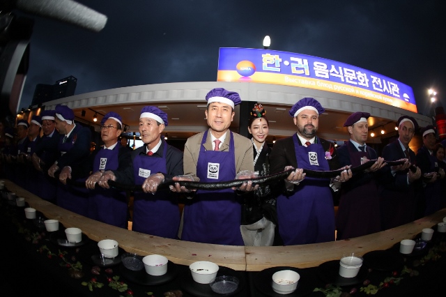 ▲ 한-러 지방협력포럼 개막행사에서 마련된 음식문화교류 이벤트 김밥자르기 행사 장면.ⓒ포항시