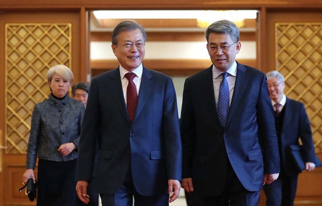 ▲ 7일 문재인 대통령과 권구훈 신임 북방경제협력위원장. ⓒ청와대 제공