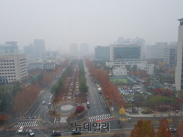 ▲ 7일 대전 보라매공원 상공에는 하루종일 미세먼지로 인해 희뿌연 상태가 지속됐다. 한편 기상청은 8일 강풍과 강수로 인해 미세먼지가 씻겨나갈 것이라고 예보했다.ⓒ김정원 기자