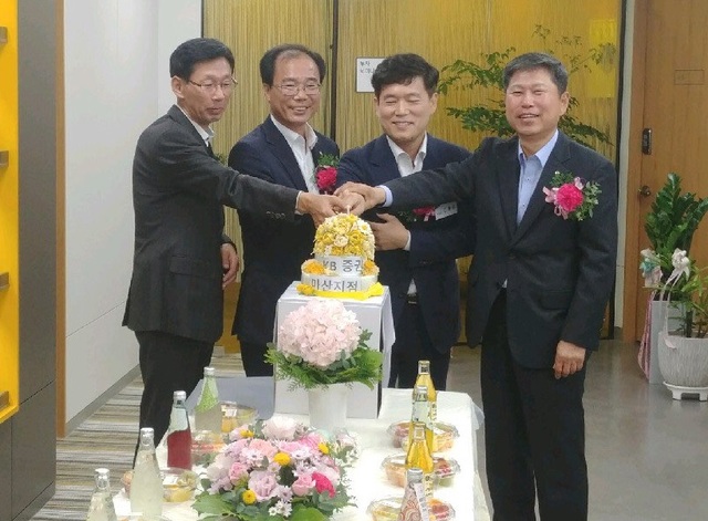 ▲ KB국민은행-KB증권 복합점포 개점행사에서 임직원들이 축하케이크를 자르고 있다. 왼쪽부터 박철용 국민은행 마산지역본부장, 최상국 국민은행 경남지역영업그룹 대표, 김홍윤 KB증권 마산지점장, 이순조 KB증권 남부지역본부장 ⓒKB금융지주