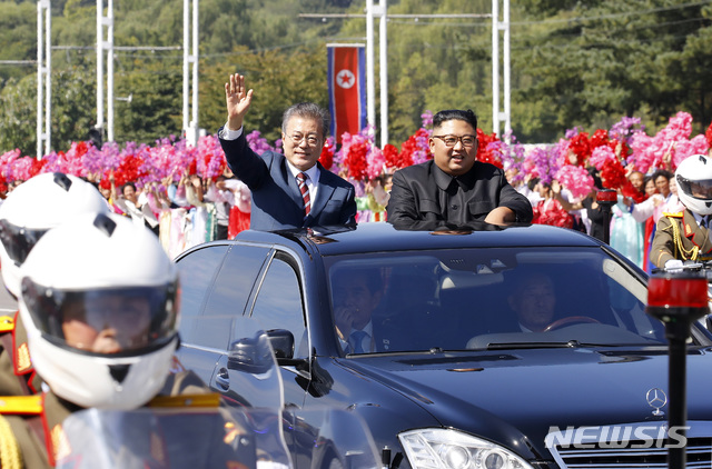 문 대통령과 김정은이 9월 18일 평양 순안공항에서 백화원 초대소로 이동하는 길옆에 북한 인공기가 나붓기고 있다. @ 뉴시스