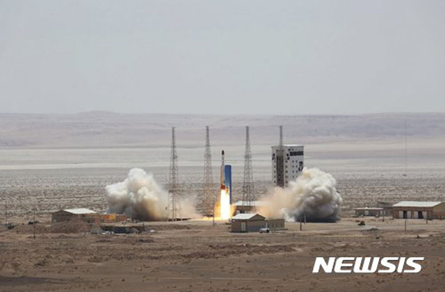 ▲ 2017년 7월 이란이 우주로켓이라며 쏜 장거리 미사일. 美정부는 이를 문제삼아 미사일 관련 대이란 제재를 시행했다. ⓒ뉴시스 AP. 무단전재 및 재배포 금지.