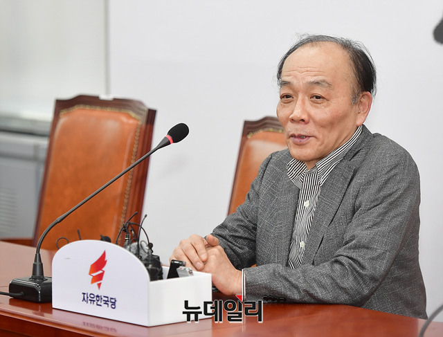 ▲ 자유한국당 조직강화특별위원회 (조강특위) 위원장으로 내정된 전원책 변호사가 4일 오후 국회에서 열린 기자간담회에 참석해 인사말을 하고 있다. ⓒ뉴데일리 정상윤 기자