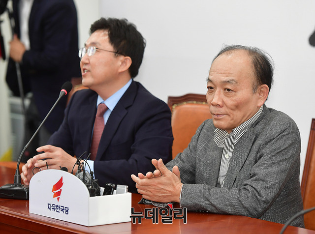 ▲ 자유한국당 김용태 사무총장과 조직강화특별위원 전원책 변호사(오른쪽). ⓒ뉴데일리 정상윤 기자