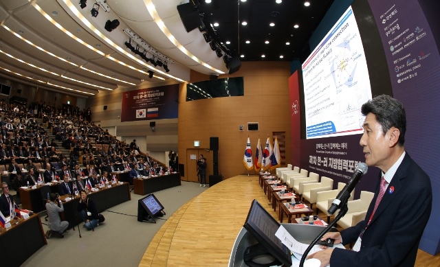 ▲ 이강덕 포항시장이 8일 한-러 비즈니스세션에서 기조발제를 하고 있다.ⓒ포항시