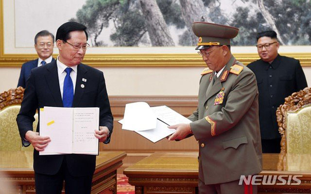 ▲ 지난 9월 19일 평양서 남북군사합의서에 서명한 뒤 들어 보이는 송영무 국방장관과 노광철 인민무력상. ⓒ뉴시스. 무단전재 및 재배포 금지.