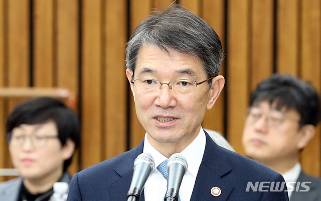 ▲ 8일 국회에서 열린 사법개혁 특별위원회 회의에 출석한 안철상 법원행정처장이 위원들의 질문에 답하고 있다.ⓒ뉴시스