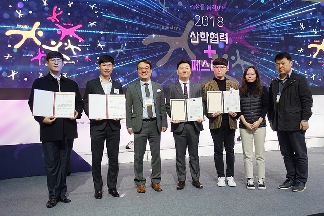 ▲ 영남이공대가 ‘2018 산학협력EXPO’에서 대상과 특별상을 수상했다.(사진은 왼쪽에서 세번째 송현직 단장과 수상학생들)ⓒ영남이공대