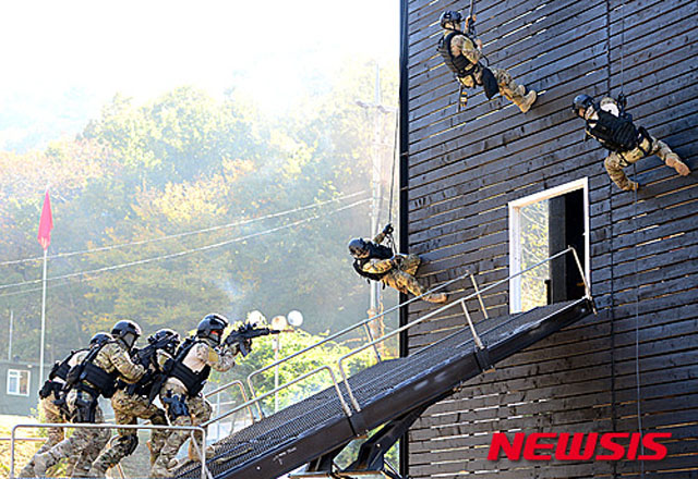 ▲ 미국이 김정은 정권 교체를 한다면 '참수부대'가 등장할 가능성이 높다. 사진은 2015년 11월 한미 특수부대가 연합 대테러 훈련을 하는 모습. ⓒ뉴시스. 무단전재 및 재배포.