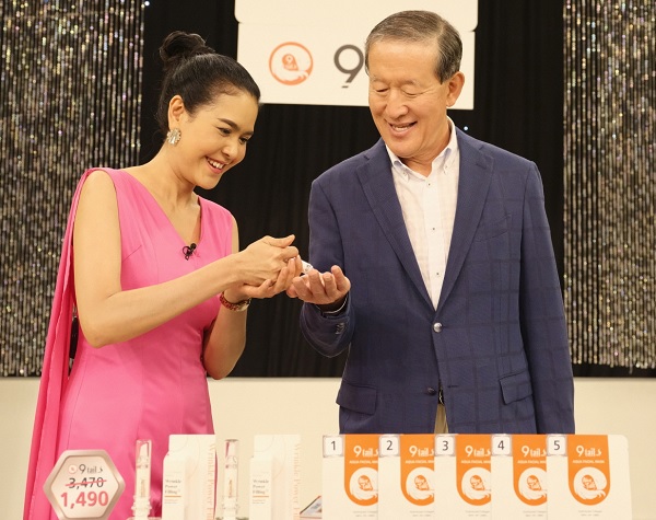 ▲ 허창수 GS 회장이 지난달 태국에서 열린 사장단 회의 후 GS홈쇼핑의 태국 합작법인인 ‘트루GS’ 스튜디오를 방문해 현장을 확인하고 있다. ⓒGS