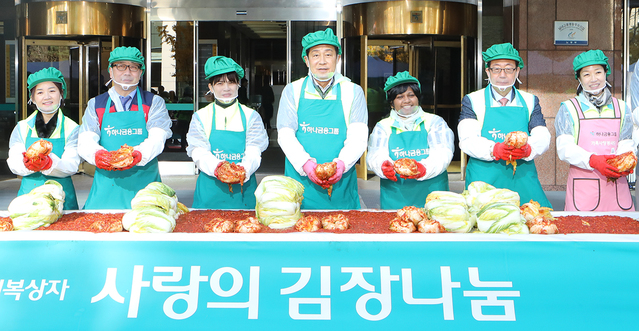 ▲ 김정태 하나금융지주 회장(사진 왼쪽에서 네번째)이 정연보 서울특별시 사회복지협의회장(사진 왼쪽에서 여섯번째), 황성욱 롯데제과 재경팀 상무(사진 왼쪽에서 두번째), 다문화 이주 여성, 가족사랑봉사단원들과 소외계층에 전달할 ‘사랑의 김장’을 담그고 있다.ⓒ하나금융지주