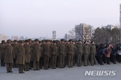 ▲ 김일성과 김정일 동상에 헌화 후 경례하고 있는 북한군ⓒ뉴시스. 무단 전재 및 재배포 금지.