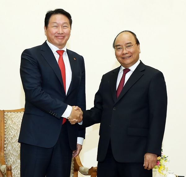 최태원 SK 회장(왼쪽)과 응웬 쑤언 푹 베트남 총리가 지난 8일 하노이시 총리 공관에서 면담한 후 악수하고 있다. ⓒSK