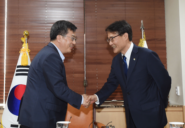 ▲ J노믹스의 핵심축인 소득주도성장 등을 둘러싸고 엇박자를 냈던 김동연 경제부총리 겸 기획재정부 장관과 청와대 장하성 정책실장은 1년 6개월여 만에 퇴진하게 됐다. ⓒ 뉴시스