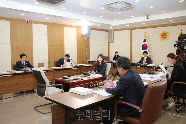 ▲ 대구시의회 교육위원회 위원들이 9일 시교육청 행정사무감사에 앞서 준비하고 있다.ⓒ뉴데일리