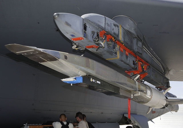 ▲ 2009년 7월 에드워드 美공군기지에서 시험비행을 위해 B-52H에 장착된 X-51 웨이브라이더. 극초음속 미사일을 개발하기 위한 모델이다. ⓒ美공군 공개사진.