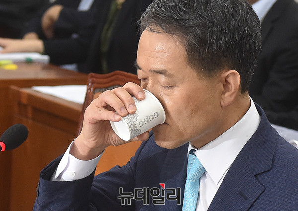 ▲ 박능후 보건복지부 장관이 물을 마시는 모습. ⓒ이종현 기자