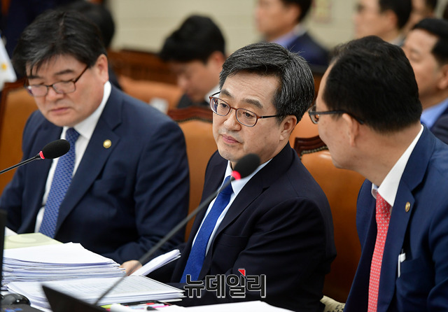▲ 김동연 기획재정부 장관이 25일 오후 국회에서 열린 국회 기획재정위원회의 기획재정부, 국세청, 관세청, 조달청, 통계청 종합감사에서 차관들과 대화를 나누고 있다. ⓒ뉴데일리 정상윤 기자