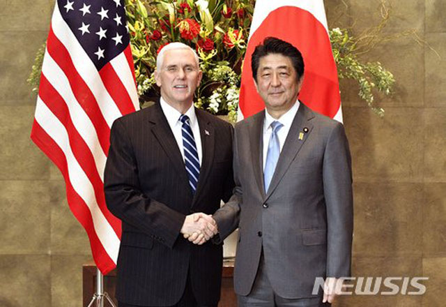 ▲ 지난 2월 방일 당시 아베 신조 日총리와 악수하는 마이크 펜스 美부통령. ⓒ뉴시스 AP. 무단전재 및 재배포 금지.