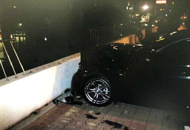 ▲ 故윤창호 씨를 숨지게 한 BMW 승용차. 인도를 넘어 담벼락까지 돌진했다. ⓒ온라인 커뮤니티 화면캡쳐.