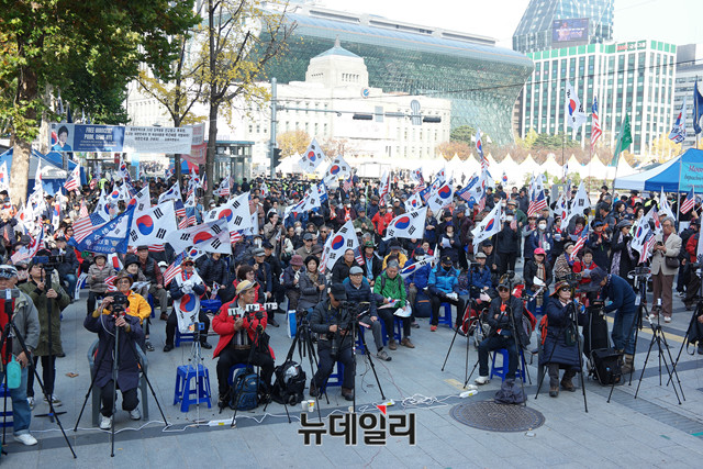 ▲ 태극기혁명국민운동본부(국본)·문재인여적죄공동고발국민운동본부 등 우파 성향 시민 단체들은 10일 서울 중구 덕수궁 대한문 앞에서 '문재인 정권 퇴진 국민 총궐기' 집회를 열었다. 주최 측이 추산한 집결 시민은 1천 명이다. ⓒ뉴데일리 이기륭