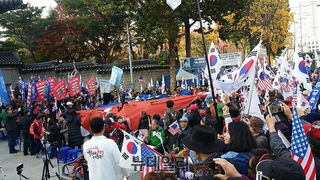 ▲ 집회에 참가한 태극기혁명국민운동본부 회원들이 북한 인공기를 찢고 있다. ⓒ정호영