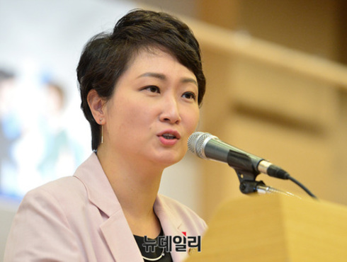 ▲ 이언주 바른미래당 의원이 국회 도서관에서 열린 '소상공인을 위한 생계형 적합업종제도의 합리적 설계방향' 세미나에 참석해 축사를 하고 있다. ⓒ뉴데일리 공준표 기자