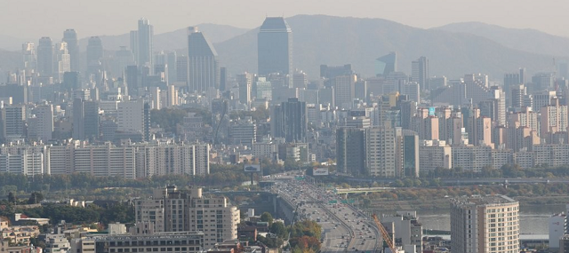 ▲ 서울 남산에서 바라본 강남구(왼쪽)와 서초구(오른쪽) 일대의 모습.ⓒ연합뉴스